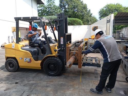 Riksa uji forklift adalah proses pemeriksaan dan pengujian keselamatan serta kinerja forklift yang dilakukan untuk memastikan alat tersebut layak dan aman digunakan sesuai dengan standar keselamatan yang berlaku.