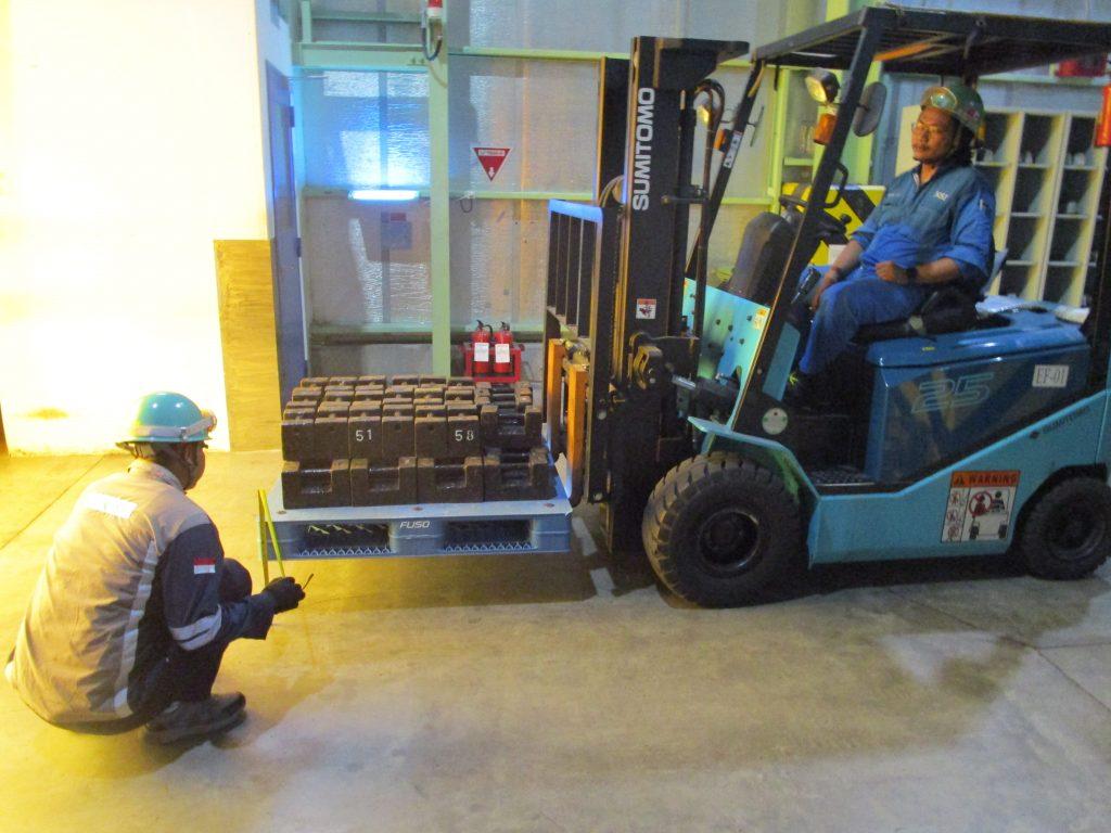 Riksa uji forklift adalah proses pemeriksaan dan pengujian keselamatan serta kinerja forklift yang dilakukan untuk memastikan alat tersebut layak dan aman digunakan sesuai dengan standar keselamatan yang berlaku.