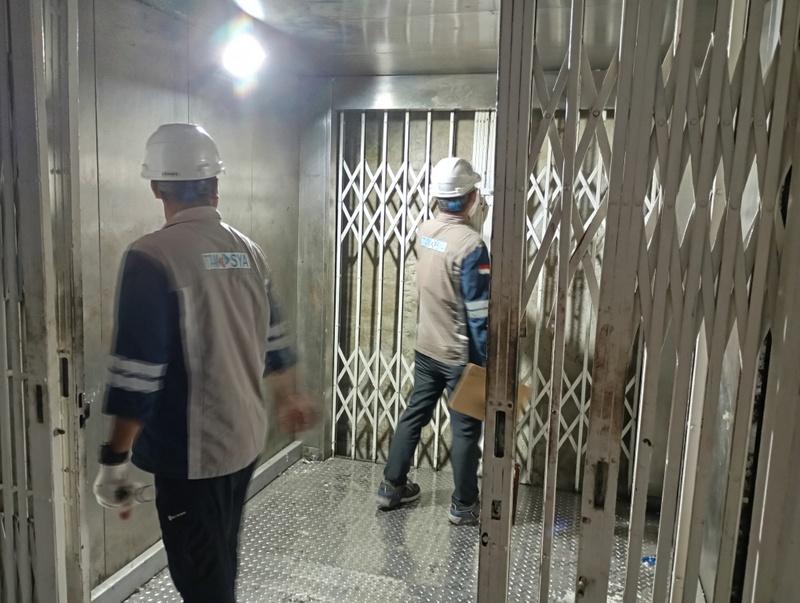 Riksa uji cargo lift adalah proses pemeriksaan rutin yang penting untuk memastikan keselamatan, keandalan, dan kinerja optimal alat angkat yang digunakan dalam mengangkut barang di berbagai industri.