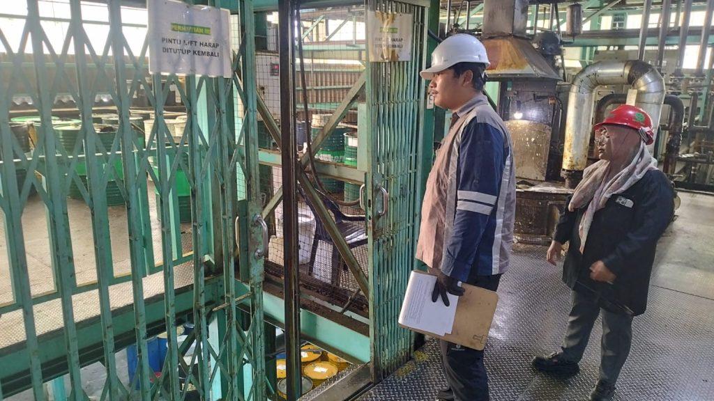 Riksa uji cargo lift adalah proses pemeriksaan rutin yang penting untuk memastikan keselamatan, keandalan, dan kinerja optimal alat angkat yang digunakan dalam mengangkut barang di berbagai industri.