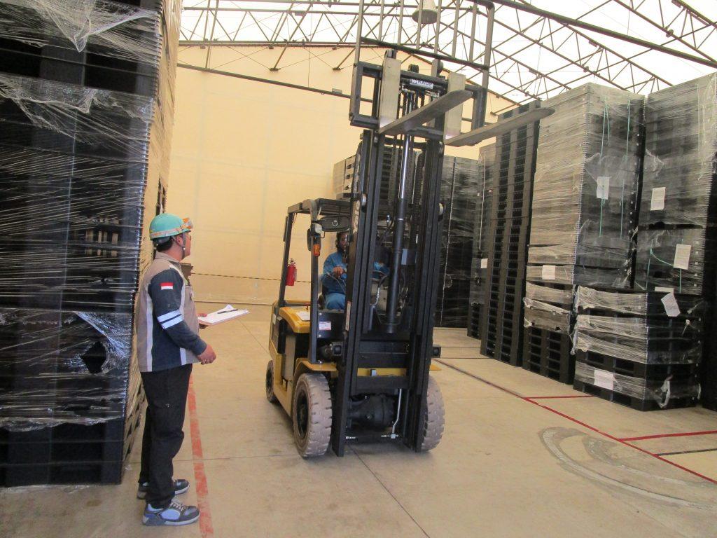 Riksa uji forklift adalah proses pemeriksaan dan pengujian keselamatan serta kinerja forklift yang dilakukan untuk memastikan alat tersebut layak dan aman digunakan sesuai dengan standar keselamatan yang berlaku.