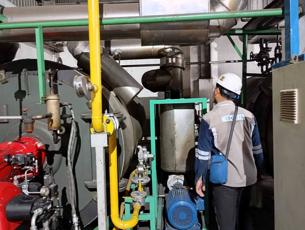 Riksa uji boiler adalah serangkaian pemeriksaan menyeluruh pada boiler, mencakup pengujian tekanan, integritas struktur, dan kondisi peralatan pendukung, untuk memastikan bahwa boiler mampu berfungsi dengan baik tanpa risiko bahaya. Dengan riksa uji ini, boiler dapat dioperasikan sesuai standar keselamatan kerja.