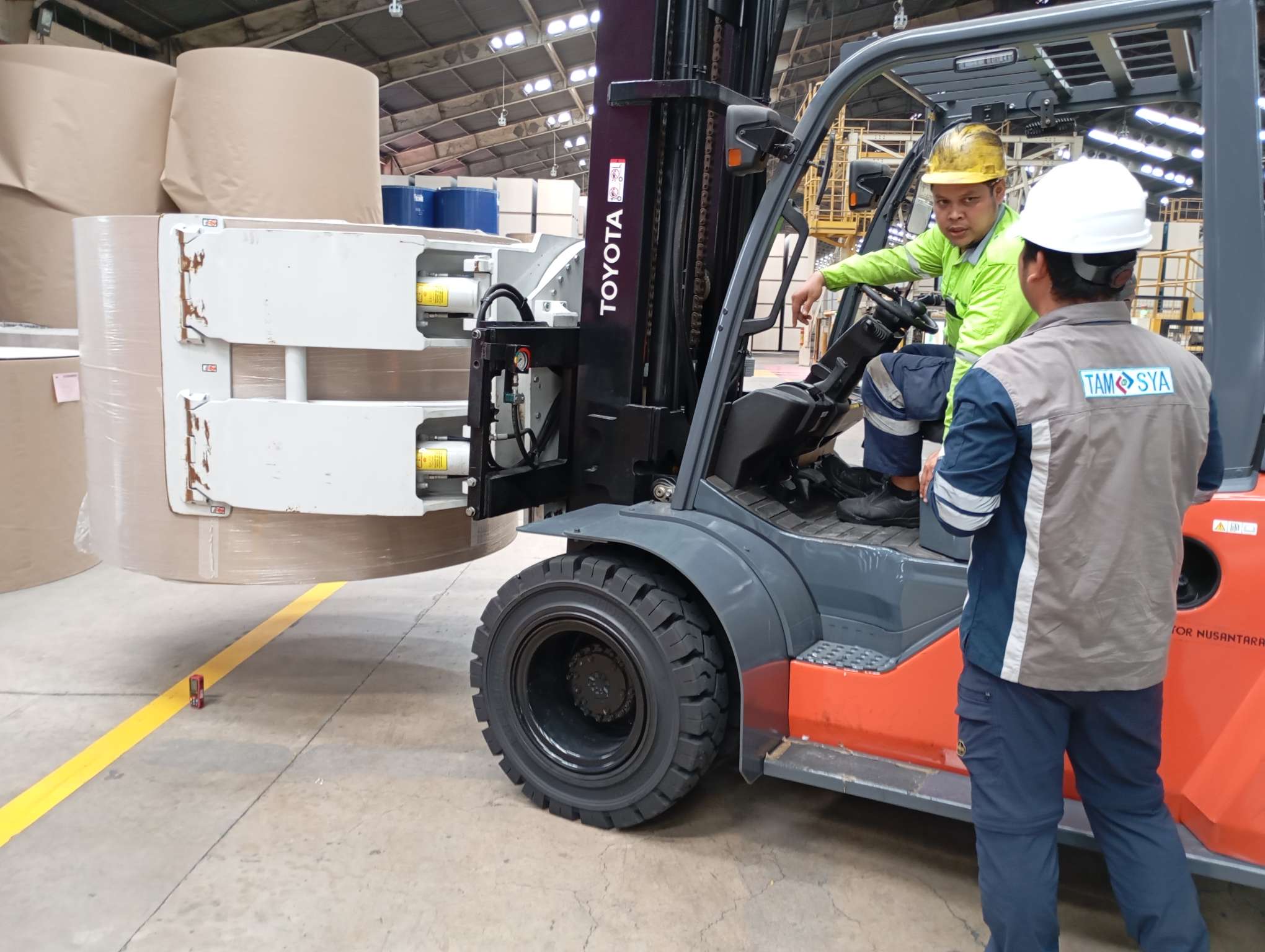 Riksa uji pesawat angkat angkut adalah kegiatan pemeriksaan menyeluruh yang dilakukan pada peralatan seperti crane, hoist, dan forklift untuk memastikan kelayakan dan keselamatannya. Proses ini melibatkan pengujian beban, kondisi fisik alat, serta pemeriksaan fungsi sistem pengaman, sehingga peralatan tersebut aman digunakan dalam aktivitas operasional.