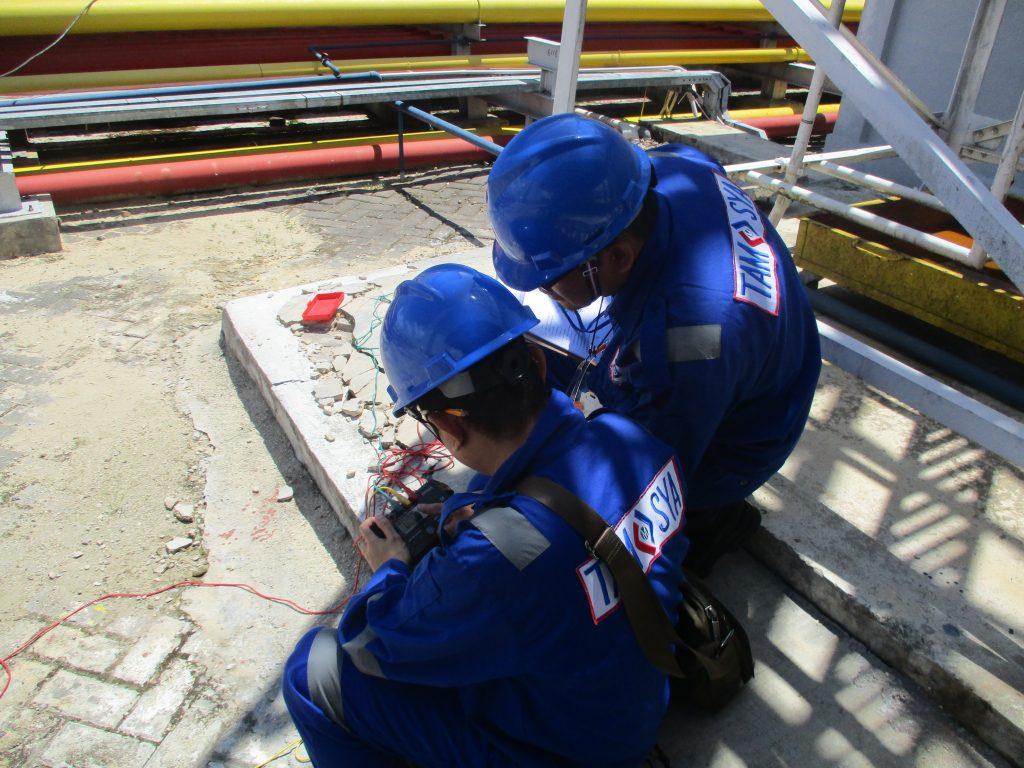 Riksa uji grounding system adalah proses pemeriksaan dan pengujian menyeluruh untuk memastikan sistem pembumian berfungsi dengan baik dalam melindungi bangunan dan peralatan dari risiko sambaran petir. Pengujian ini meliputi evaluasi resistansi tanah, konektivitas, serta kondisi material yang digunakan, dengan tujuan menjamin keamanan dan efektivitas sistem penangkal petir sesuai standar keselamatan.