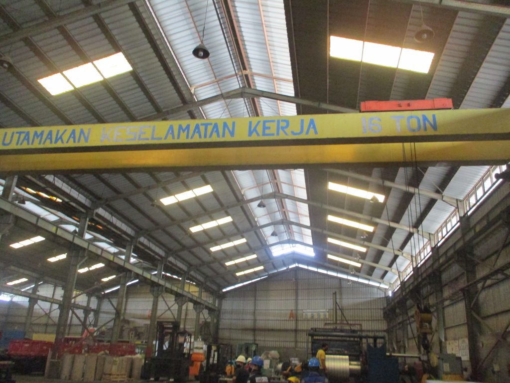 Riksa uji pesawat angkat adalah proses pemeriksaan dan pengujian yang dilakukan untuk memastikan bahwa alat angkat, seperti crane atau hoist, beroperasi dengan aman dan efisien, memenuhi standar keselamatan yang berlaku, serta mencegah potensi kecelakaan dan kerusakan selama operasi di berbagai industri.