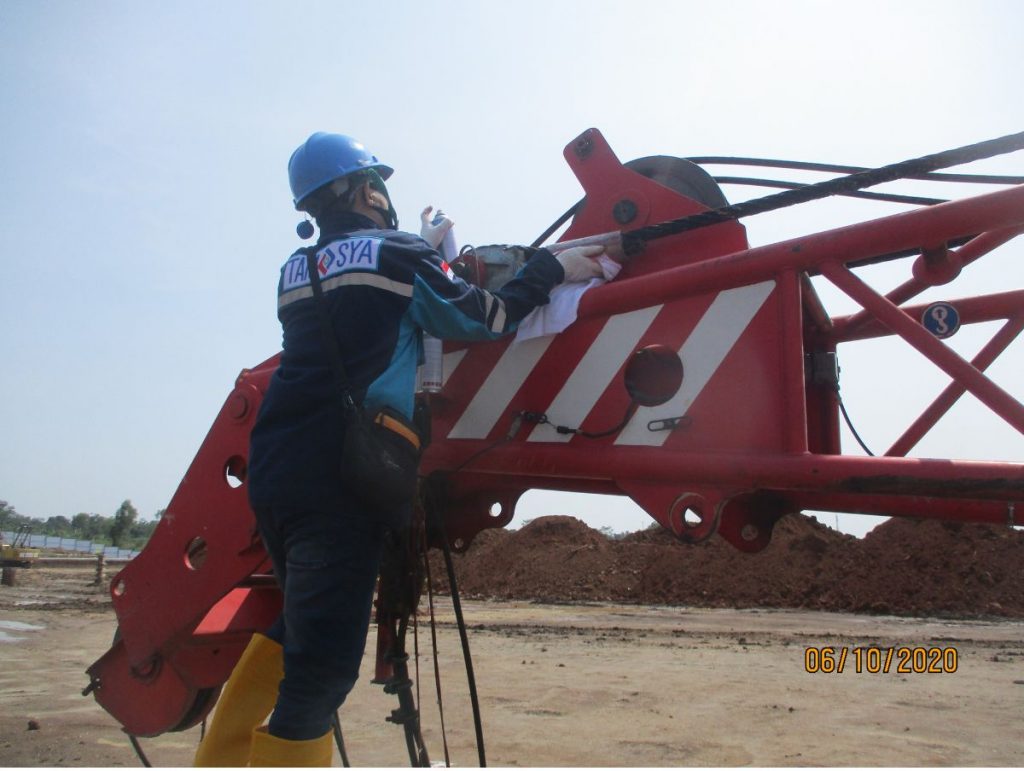 Riksa uji crawler crane adalah pemeriksaan untuk memastikan fungsi dan keselamatan alat ini. Pemeriksaan rutin diperlukan untuk mencegah risiko kerusakan, kecelakaan, dan kegagalan sistem. Proses ini meliputi evaluasi struktur, komponen mekanis, serta kinerja sistem pengaman guna memastikan crane beroperasi dengan aman dan efisien selama pengangkatan beban.