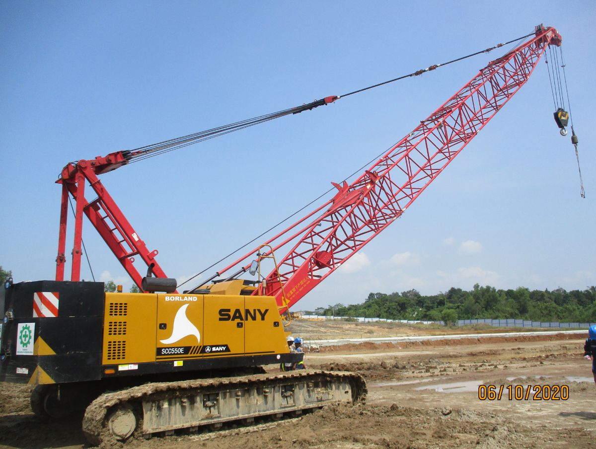 Riksa uji crawler crane adalah pemeriksaan untuk memastikan fungsi dan keselamatan alat ini. Pemeriksaan rutin diperlukan untuk mencegah risiko kerusakan, kecelakaan, dan kegagalan sistem. Proses ini meliputi evaluasi struktur, komponen mekanis, serta kinerja sistem pengaman guna memastikan crane beroperasi dengan aman dan efisien selama pengangkatan beban.