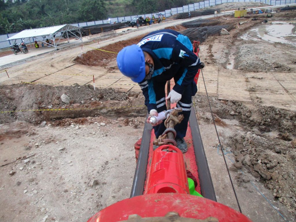 Riksa uji drilling rig adalah pemeriksaan menyeluruh terhadap alat berat untuk pengeboran minyak dan gas. Proses ini meliputi evaluasi komponen mekanik, sistem hidraulik, dan perangkat pengangkat guna memastikan semua bagian berfungsi dengan baik dan aman. Inspeksi rutin ini bertujuan mendeteksi potensi masalah, menjaga keamanan operasional, dan melindungi keselamatan pekerja di lingkungan kerja yang berisiko tinggi.