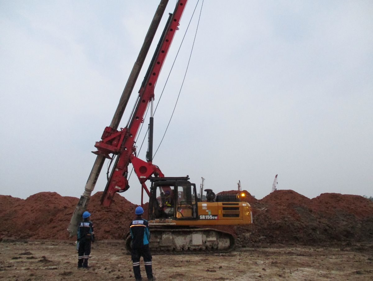 Riksa uji drilling rig adalah pemeriksaan menyeluruh terhadap alat berat untuk pengeboran minyak dan gas. Proses ini meliputi evaluasi komponen mekanik, sistem hidraulik, dan perangkat pengangkat guna memastikan semua bagian berfungsi dengan baik dan aman. Inspeksi rutin ini bertujuan mendeteksi potensi masalah, menjaga keamanan operasional, dan melindungi keselamatan pekerja di lingkungan kerja yang berisiko tinggi.