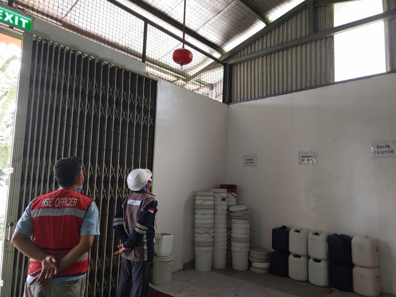 Riksa uji fire extinguisher adalah proses inspeksi untuk memastikan alat pemadam api berfungsi dengan baik. Teknisi memeriksa tekanan, segel, selang, dan kondisi fisik alat untuk memastikan kesiapannya dalam keadaan darurat dan sesuai standar keselamatan.