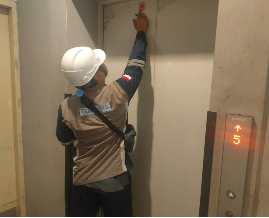 Riksa Uji Elevator adalah proses pemeriksaan dan pengujian teknis pada sistem elevator untuk memastikan bahwa semua komponen elevator berfungsi dengan baik dan aman digunakan untuk transportasi vertikal. Uji ini bertujuan untuk memastikan bahwa elevator memenuhi standar keselamatan sebelum dioperasikan, guna melindungi pengguna dari potensi kecelakaan.