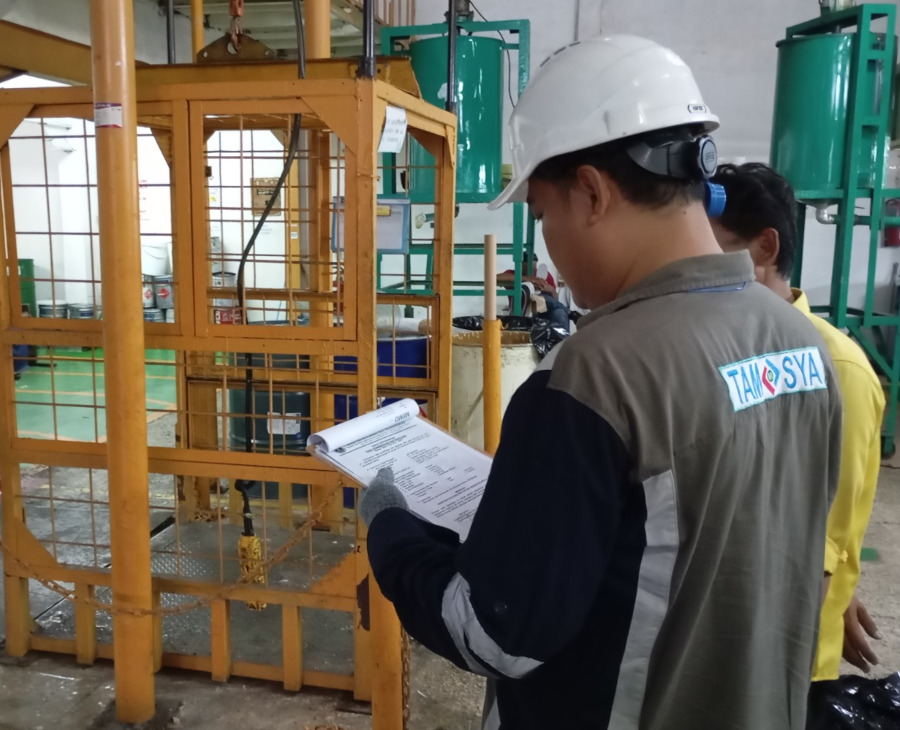 Riksa Uji Lift Barang adalah proses pemeriksaan dan pengujian teknis pada lift barang, yang merupakan bagian dari Riksa Uji Pesawat Angkat dan Angkut, untuk memastikan bahwa sistem dan komponen lift berfungsi dengan baik dan aman dalam pengangkutan barang. Uji ini dilakukan untuk memastikan lift memenuhi standar keselamatan yang berlaku sebelum digunakan.