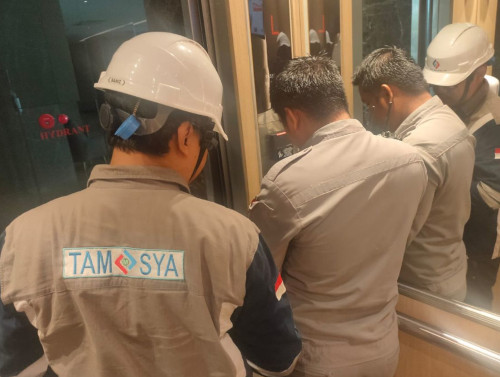 Tenaga Ahli Elevator Eskalator PJK3 PT.Cipta Mas Jaya Dengan Sertifikat K3 (SKP) Sedang Inspeksi K3 / Riksa Uji Elevator Lift