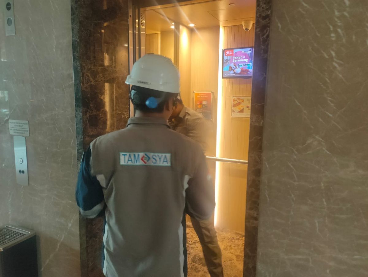 Tenaga Ahli Elevator Eskalator PJK3 PT.Cipta Mas Jaya Dengan Sertifikat K3 (SKP) Sedang Inspeksi K3 / Riksa Uji Elevator Lift