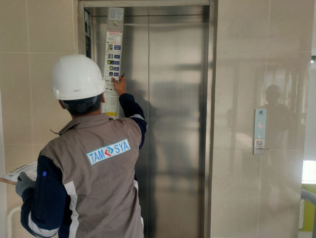 Tenaga Ahli Elevator dan Eskalator PJK3 PT.Cipta Mas Jaya Dengan Sertifikat PJK3 / SKP Sedang Riksa Uji Elevator