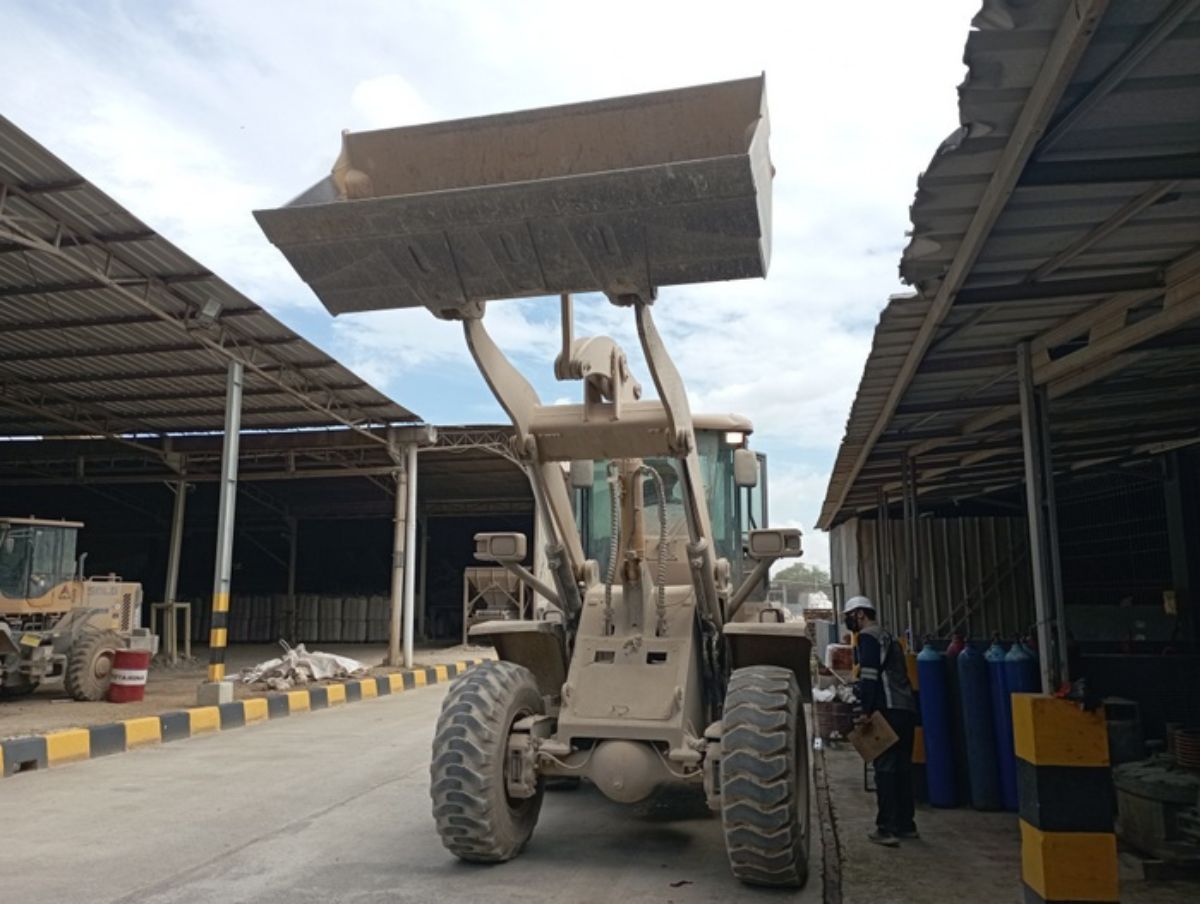 Tenaga Ahli Pesawat Angkat Dan Angkut PJK3 PT.Cipta Mas Jaya Dengan Sertifikat K3 (SKP) Sedang Riksa Uji Wheel Loader