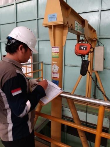 Riksa Uji Pesawat Angkat Angkut adalah proses pemeriksaan dan pengujian teknis untuk memastikan alat-alat angkat dan angkut seperti crane, hoist, dan forklift berfungsi dengan baik sesuai standar keselamatan.