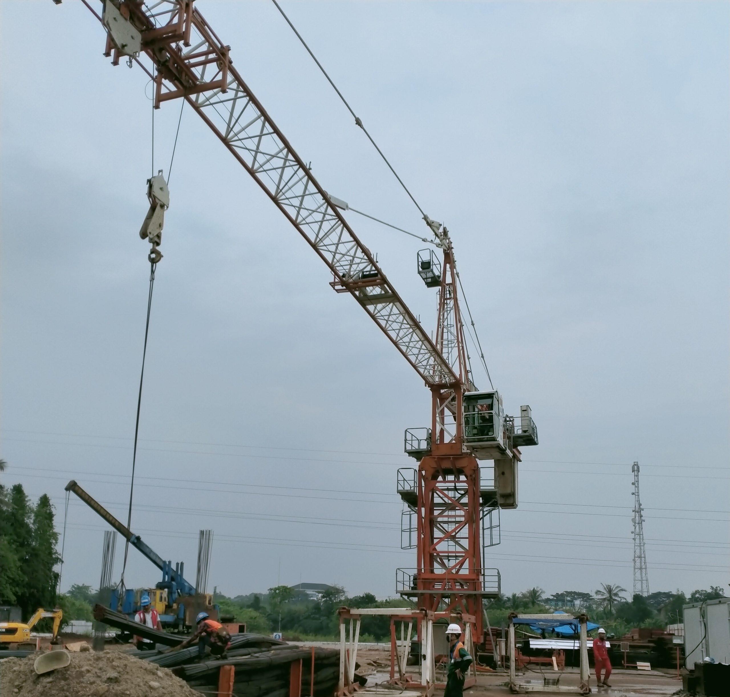 Riksa uji pesawat angkat dan angkut adalah pemeriksaan alat seperti crane dan forklift untuk memastikan operasinya aman dan sesuai standar. Ini mencakup pengujian mekanis, pemeriksaan struktur, serta sistem pengaman guna mencegah kecelakaan dan menjaga keselamatan kerja.