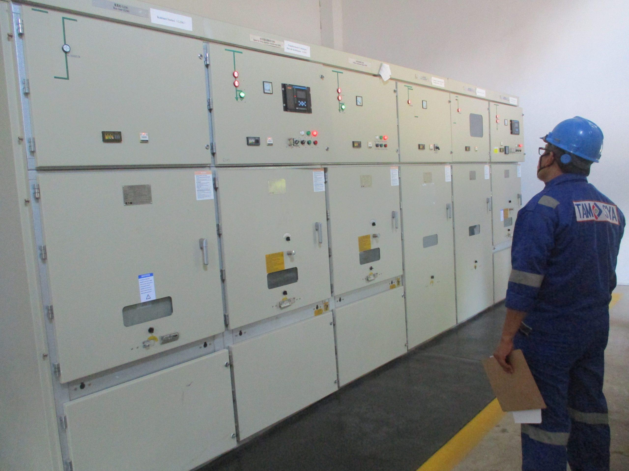 Riksa uji Automatic Transfer Switch (ATS) adalah prosedur pemeriksaan penting yang memastikan perangkat berfungsi dengan baik dalam mengalihkan pasokan listrik secara otomatis saat terjadi pemadaman pada sumber utama, sehingga menjaga kontinuitas pasokan listrik dalam instalasi.