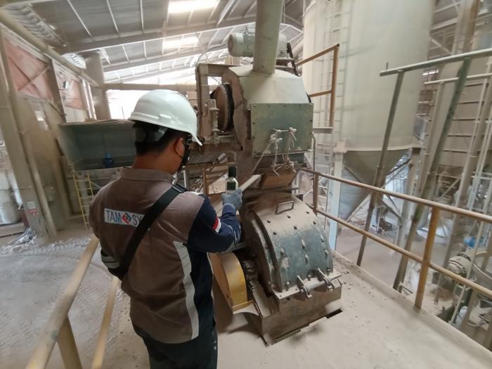 Riksa uji mesin milling adalah proses pemeriksaan yang dilakukan untuk memastikan mesin milling beroperasi dengan aman dan efisien, termasuk evaluasi kinerja, pemeriksaan sistem penggerak, dan material yang digunakan, guna meningkatkan produktivitas dan menjaga keselamatan kerja dalam proses pengolahan material, terutama logam.