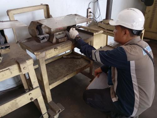 Riksa uji mesin asah adalah proses pemeriksaan yang dilakukan untuk memastikan mesin asah beroperasi dengan aman dan efisien, termasuk pemeriksaan kondisi fisik, evaluasi sistem penggerak, dan kualitas material yang digunakan, guna menjamin kualitas hasil produksi alat potong dan komponen lainnya.