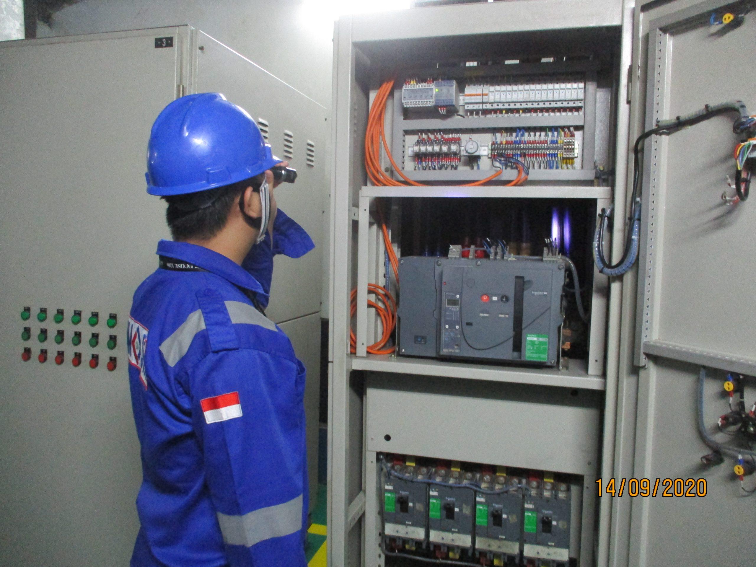 Riksa uji uninterruptible power supply (UPS) adalah pemeriksaan perangkat UPS untuk memastikan fungsinya sesuai standar. Proses ini mencakup pengujian daya keluaran, pemeriksaan kondisi baterai dan inverter, serta evaluasi sistem pengaman guna memastikan UPS dapat menyediakan daya cadangan yang andal saat terjadi pemadaman listrik, melindungi peralatan elektronik dari gangguan daya.