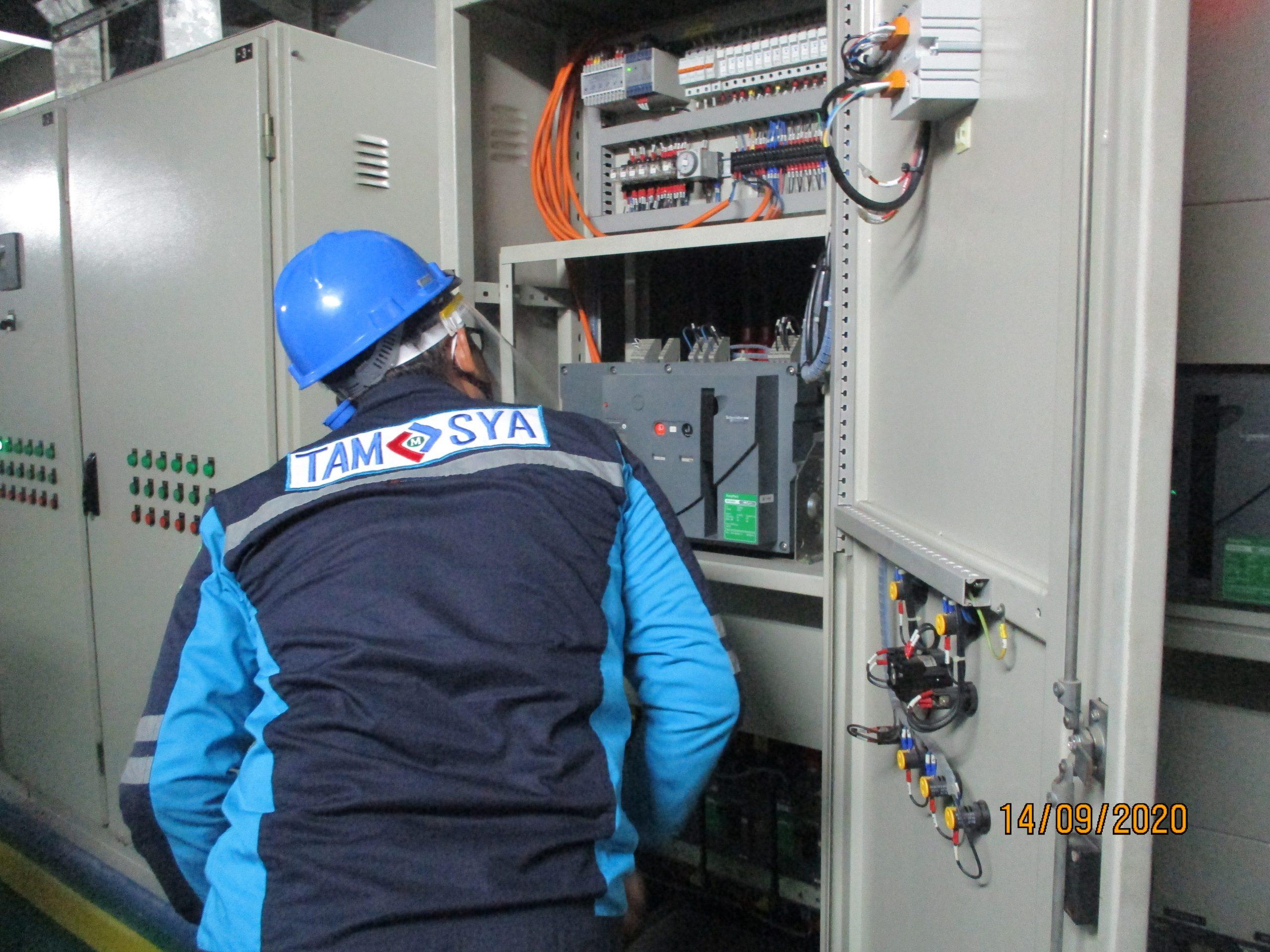 Riksa uji surge arrester adalah pemeriksaan perangkat surge arrester untuk memastikan fungsinya sesuai standar. Proses ini mencakup pengujian kapasitas penyerapan lonjakan tegangan, pemeriksaan kondisi fisik komponen, serta evaluasi sistem pengaman guna memastikan surge arrester dapat melindungi instalasi listrik dan peralatan elektronik dari kerusakan akibat lonjakan tegangan atau petir.