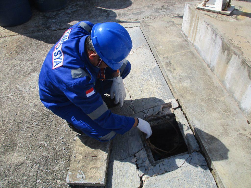 Riksa uji kabel penyalur petir adalah pemeriksaan kabel penyalur petir untuk memastikan fungsinya aman dan sesuai standar. Proses ini mencakup pengujian konduktivitas, pemeriksaan kondisi fisik kabel, serta sistem pengaman untuk mencegah kegagalan fungsi dan melindungi bangunan serta lingkungan dari bahaya petir.