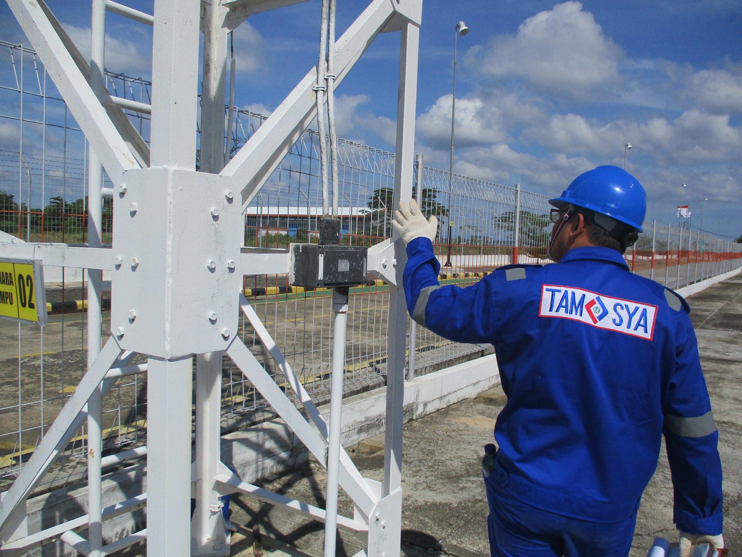 Riksa uji kabel penyalur petir adalah pemeriksaan kabel penyalur petir untuk memastikan fungsinya aman dan sesuai standar. Proses ini mencakup pengujian konduktivitas, pemeriksaan kondisi fisik kabel, serta sistem pengaman untuk mencegah kegagalan fungsi dan melindungi bangunan serta lingkungan dari bahaya petir.