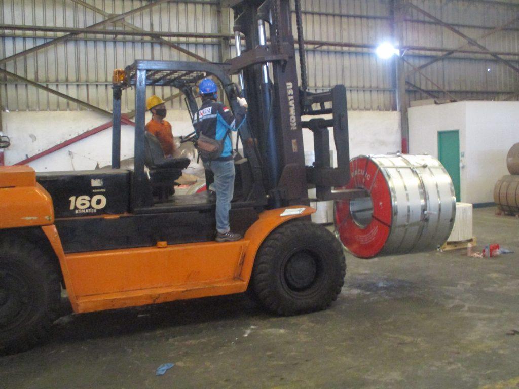 Riksa uji pesawat angkat dan angkut adalah pemeriksaan alat seperti crane dan forklift untuk memastikan operasinya aman dan sesuai standar. Ini mencakup pengujian mekanis, pemeriksaan struktur, serta sistem pengaman guna mencegah kecelakaan dan menjaga keselamatan kerja.