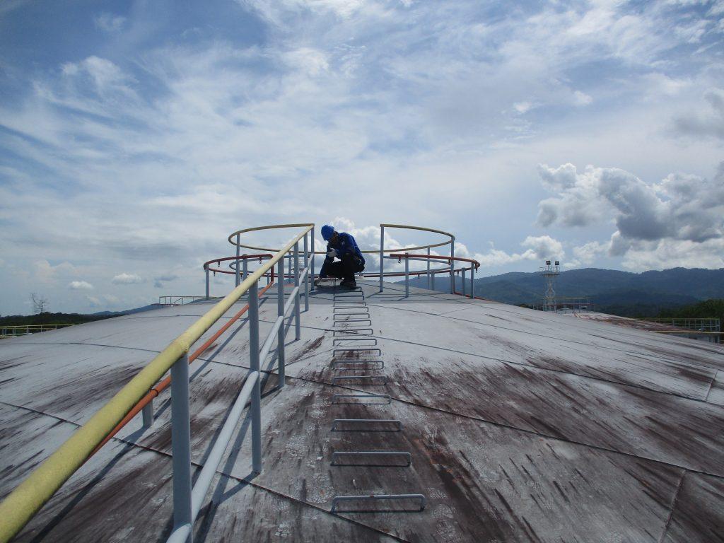 Riksa uji pesawat uap dan bejana tekan adalah pemeriksaan untuk memastikan fungsi dan keselamatan sistem ini. Penting dilakukan secara berkala untuk mencegah risiko kebocoran, ledakan, dan kerusakan. Proses ini mencakup evaluasi kekuatan material, integritas sambungan, dan kinerja sistem pengaman untuk menjaga operasi yang aman dan efisien.