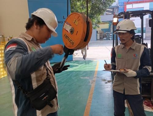 Jasa inspeksi K3 adalah layanan profesional yang bertujuan untuk memastikan bahwa suatu tempat kerja memenuhi standar keselamatan dan kesehatan kerja. Layanan ini mencakup penilaian terhadap peralatan keselamatan, prosedur operasional, dan kondisi lingkungan kerja guna mengidentifikasi risiko serta memberikan rekomendasi untuk perbaikan.