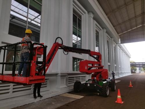 Riksa uji Aerial Work Platform (AWP) adalah langkah krusial untuk memastikan keselamatan operasional dan efisiensi alat dalam pekerjaan di ketinggian, melindungi pekerja dari risiko kecelakaan dan memenuhi standar keselamatan kerja yang berlaku.