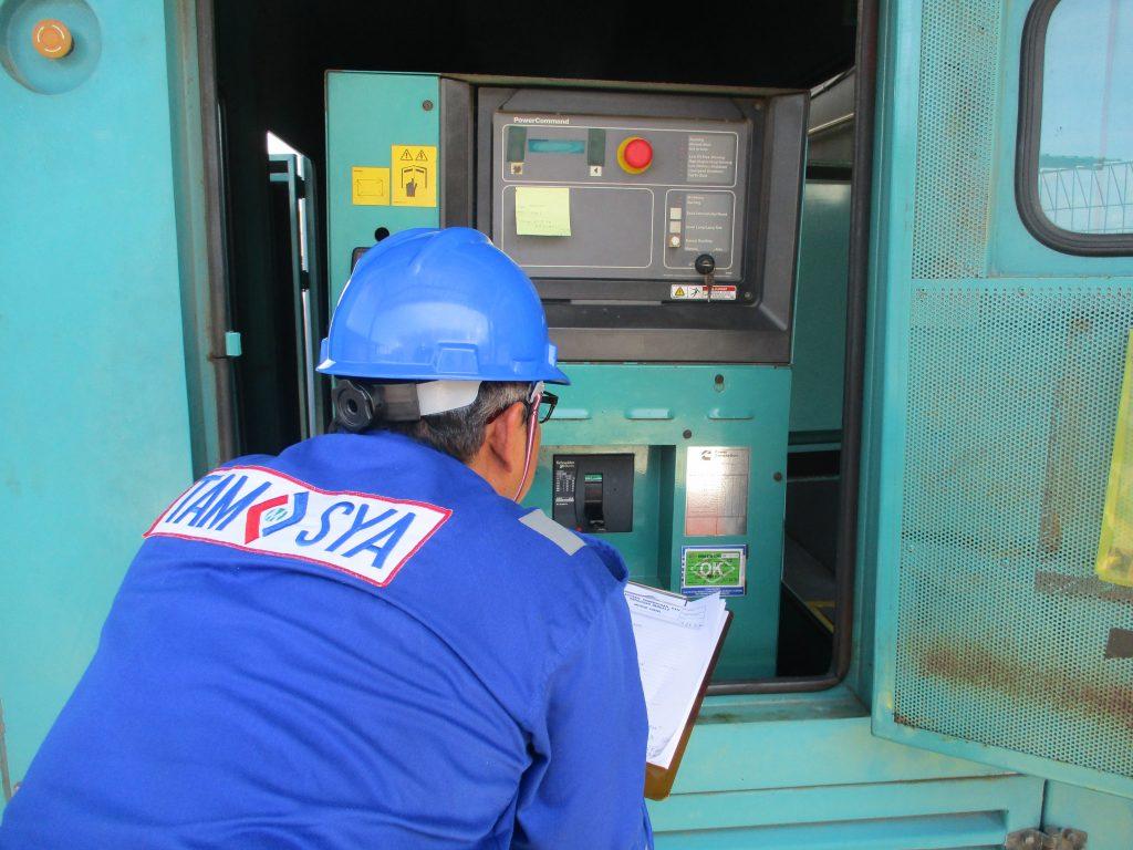 Riksa uji genset adalah proses pemeriksaan komponen genset, termasuk mesin, sistem bahan bakar, pendingin, dan keluaran listrik, untuk memastikan keandalan dan keamanan operasionalnya sebagai sumber daya cadangan sesuai standar keselamatan.