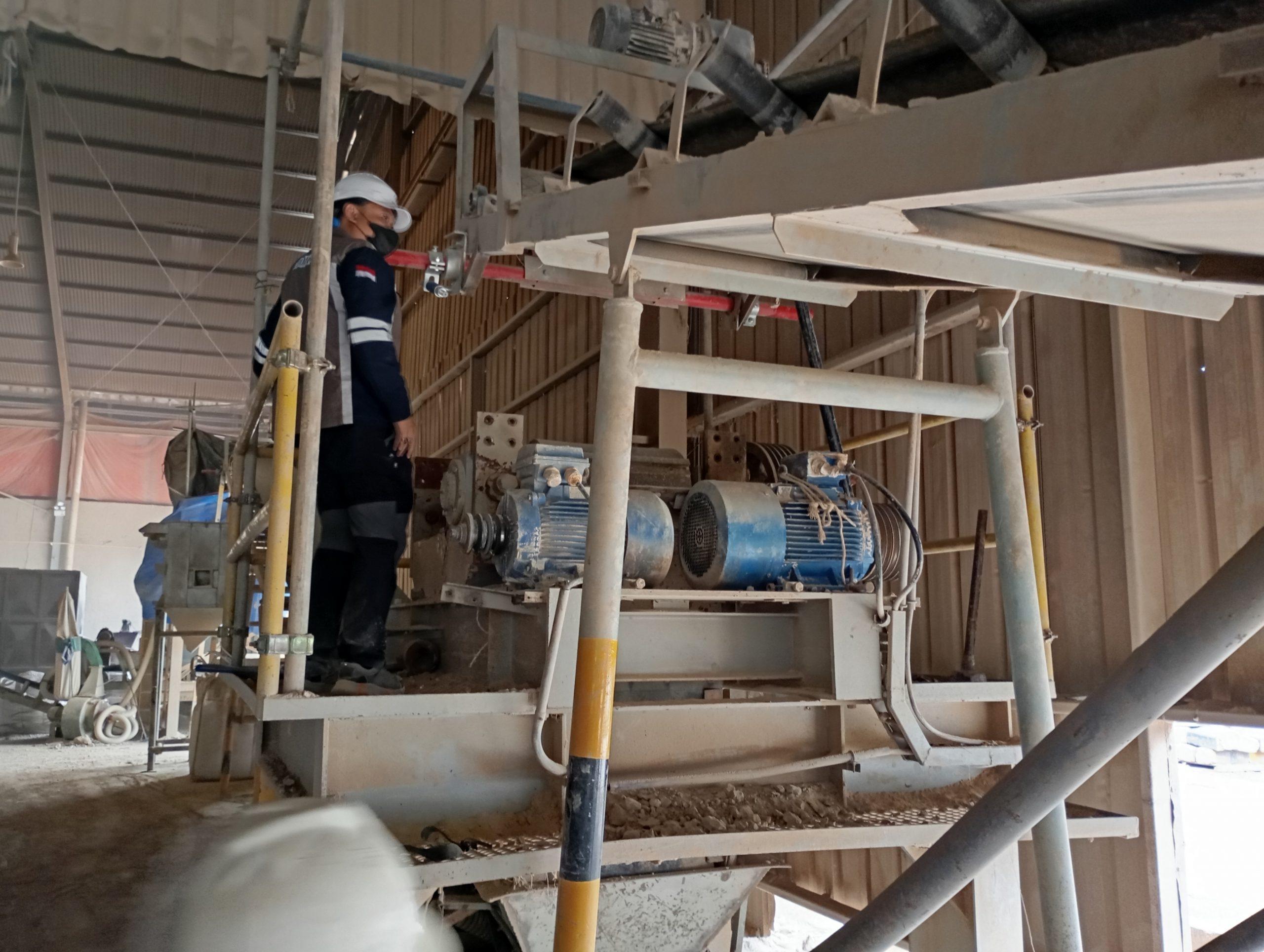 Riksa uji mesin crusher adalah pemeriksaan mesin penghancur untuk memastikan operasinya aman dan sesuai standar. Proses ini mencakup pengujian performa mekanis, pemeriksaan komponen seperti pisau atau roda gigi, serta evaluasi sistem pengaman guna mencegah kecelakaan dan memastikan efisiensi operasional dalam penghancuran material.