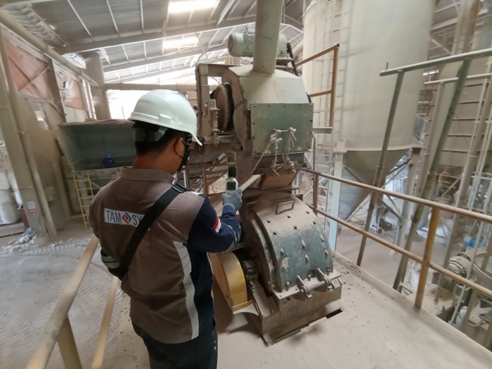 Riksa uji mesin milling adalah proses pemeriksaan yang dilakukan untuk memastikan mesin milling beroperasi dengan aman dan efisien, termasuk evaluasi kinerja, pemeriksaan sistem penggerak, dan material yang digunakan, guna meningkatkan produktivitas dan menjaga keselamatan kerja dalam proses pengolahan material, terutama logam.