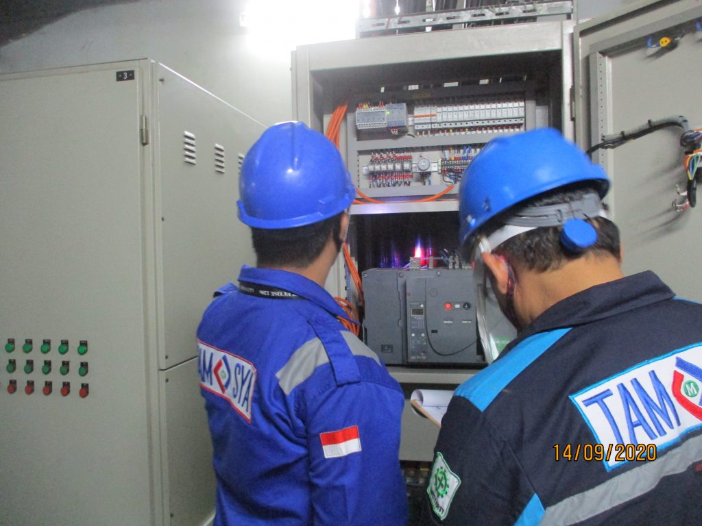 Riksa uji uninterruptible power supply (UPS) adalah pemeriksaan perangkat UPS untuk memastikan fungsinya sesuai standar. Proses ini mencakup pengujian daya keluaran, pemeriksaan kondisi baterai dan inverter, serta evaluasi sistem pengaman guna memastikan UPS dapat menyediakan daya cadangan yang andal saat terjadi pemadaman listrik, melindungi peralatan elektronik dari gangguan daya.