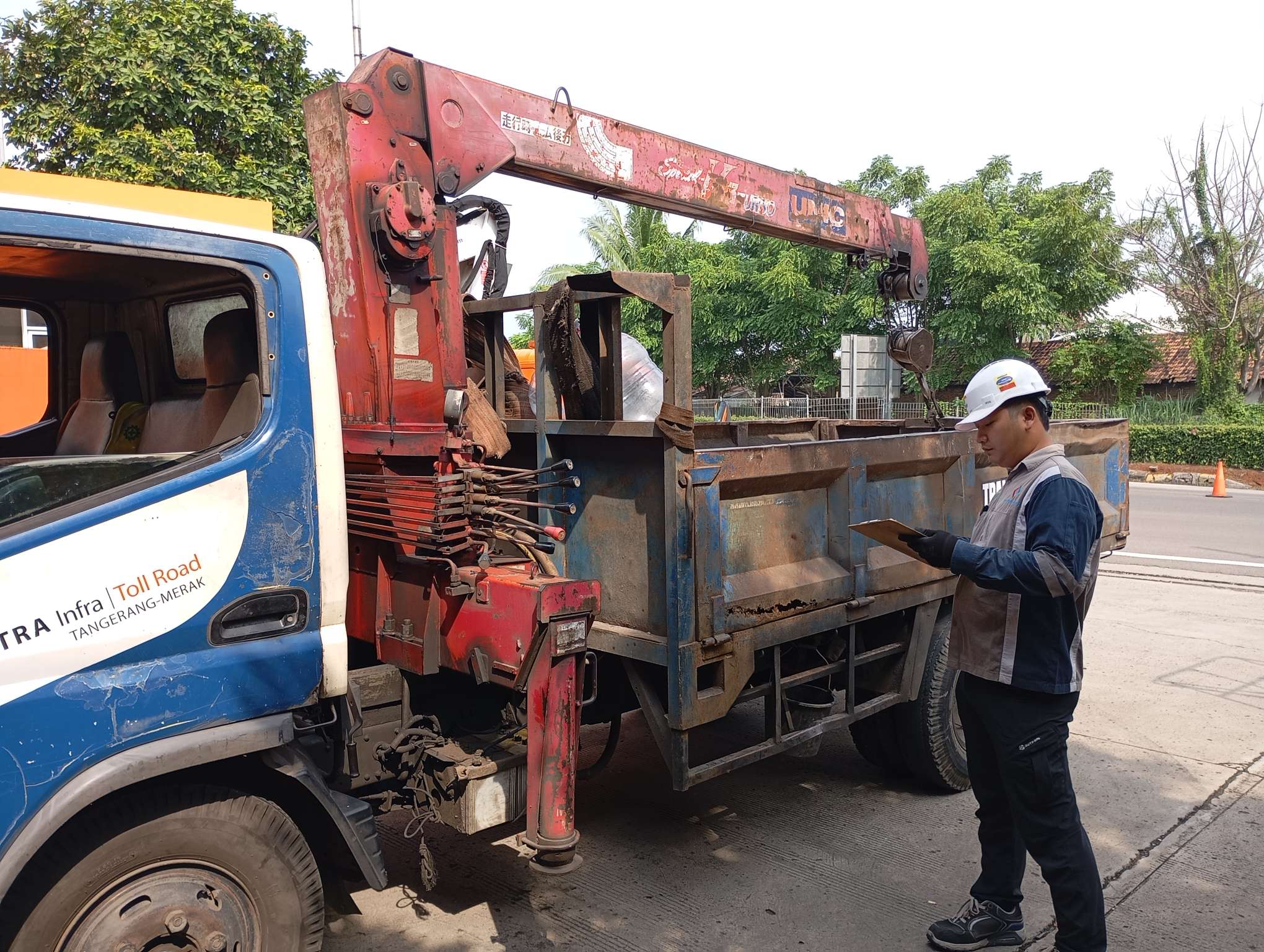 Riksa Uji Vehicle Mounted Crane