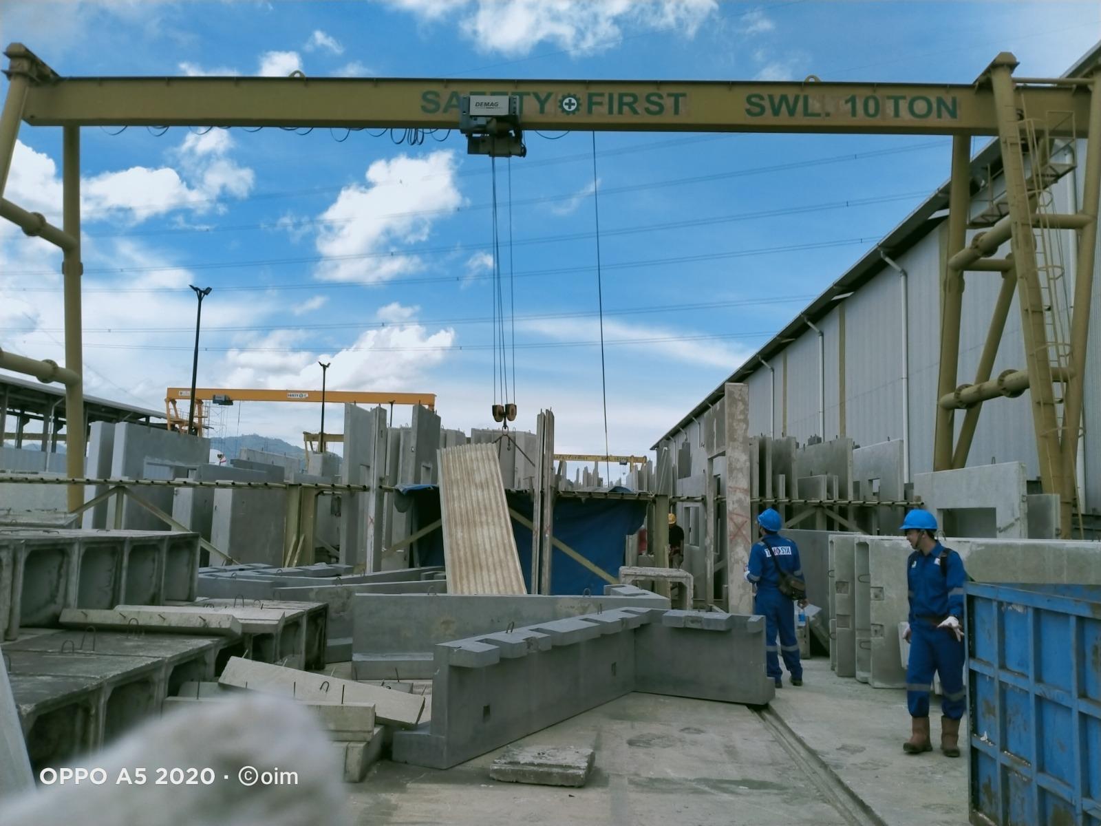 Riksa Uji Gantry Crane adalah proses pemeriksaan dan pengujian menyeluruh untuk memastikan crane memenuhi standar keselamatan, kinerja, dan kelayakan operasional. Proses ini mencakup pemeriksaan visual, pengujian operasional, pengujian teknis, dan Non-Destruktif (NDT), serta pengujian beban untuk memastikan crane mampu berfungsi dengan aman dan efisien sesuai kapasitasnya.