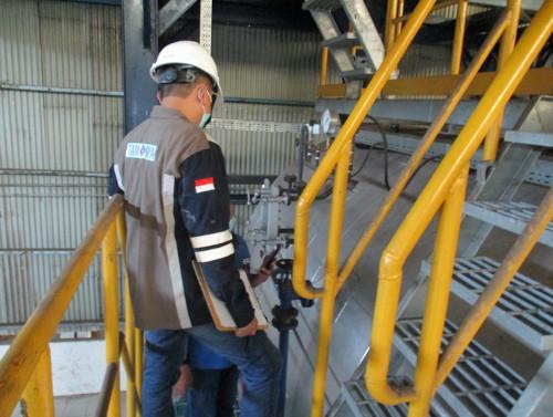 Riksa Uji Boiler adalah proses pemeriksaan dan pengujian yang dilakukan untuk memastikan boiler bekerja dengan aman dan sesuai standar keselamatan kerja yang berlaku, termasuk ketahanan material dan efisiensi operasional.