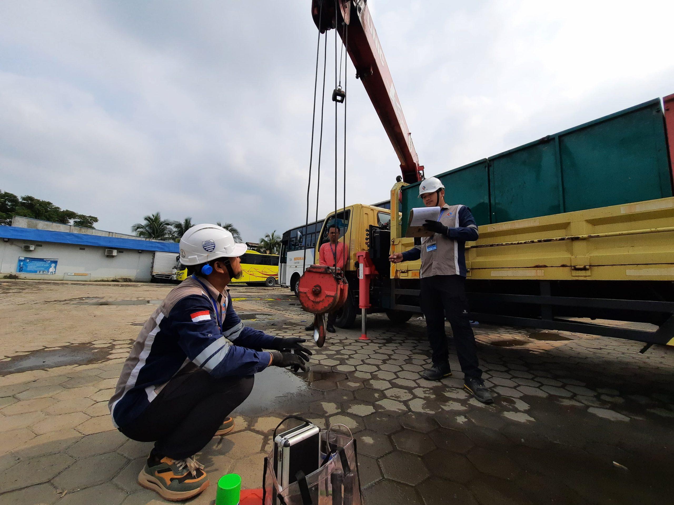 PJK3 adalah Perusahaan Jasa Keselamatan dan Kesehatan Kerja yang menyediakan layanan profesional untuk membantu perusahaan memenuhi persyaratan keselamatan dan kesehatan kerja sesuai dengan peraturan perundang-undangan yang berlaku. PJK3 memastikan bahwa setiap tempat kerja menerapkan standar K3 guna melindungi karyawan dari potensi bahaya dan risiko kecelakaan kerja.