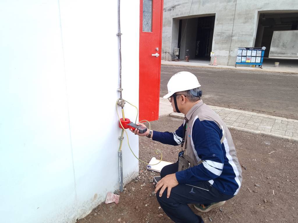 Riksa Uji Instalasi Penyalur Petir adalah proses pemeriksaan dan pengujian teknis terhadap instalasi penyalur petir untuk memastikan bahwa sistem ini berfungsi dengan baik dalam melindungi bangunan dari bahaya sambaran petir. Pengujian ini melibatkan pengecekan komponen seperti kabel penyalur, grounding system, dan alat penangkal petir, guna memastikan bahwa sistem sesuai dengan standar keselamatan yang berlaku.