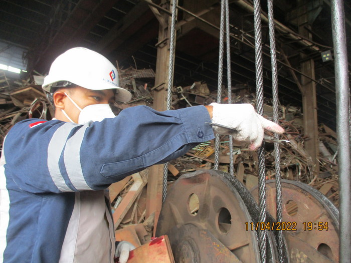 Riksa Uji Overhead Crane adalah kegiatan inspeksi dan pengujian secara menyeluruh untuk menilai kelayakan operasional overhead crane. Proses ini dilakukan guna memastikan bahwa crane dapat bekerja dengan aman dan efisien sesuai dengan kapasitasnya, serta memenuhi standar keselamatan kerja yang berlaku.