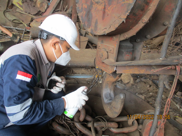 Riksa Uji Overhead Crane adalah bagian dari pemeliharaan keselamatan kerja, di mana crane diperiksa dari segi fisik dan fungsional untuk memastikan bahwa alat ini siap digunakan dengan aman. Pengujian ini sangat penting untuk mendeteksi masalah lebih dini dan mencegah kecelakaan di tempat kerja.