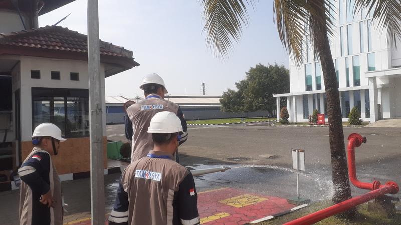 Standar pengujian hydrant adalah pedoman teknis yang digunakan untuk memastikan bahwa sistem hydrant berfungsi dengan baik dan dapat diandalkan dalam situasi darurat. Standar ini mencakup prosedur pemeriksaan tekanan air, kondisi fisik jaringan pipa, dan fungsi komponen seperti valve dan nozzle. Dengan standar pengujian ini, sistem hydrant diharapkan selalu siap digunakan untuk melindungi fasilitas dan keselamatan di area kerja.