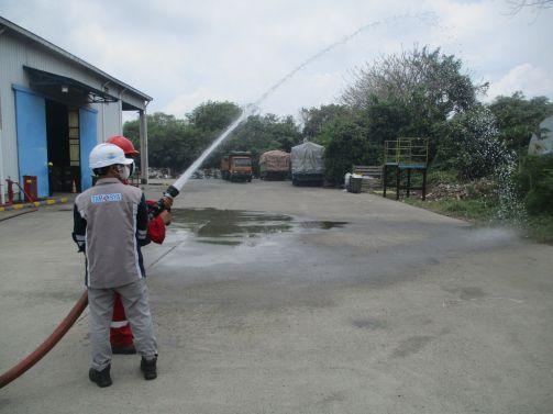 Standar pengujian hydrant adalah serangkaian prosedur untuk memastikan bahwa sistem hydrant berfungsi dengan baik dan siap digunakan dalam keadaan darurat kebakaran. Pengujian ini mencakup pengukuran tekanan statis, tekanan dinamis, aliran air, serta inspeksi fisik terhadap komponen seperti valve, pipa, dan nozzle. Tujuan dari pengujian ini adalah untuk memastikan bahwa hydrant memenuhi standar keselamatan yang berlaku dan dapat memberikan perlindungan maksimal saat diperlukan, sesuai dengan regulasi nasional dan internasional, seperti SNI dan NFPA.