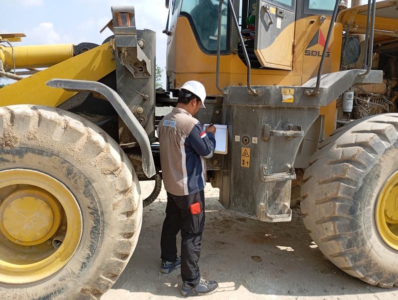 Riksa uji wheel loader adalah proses pemeriksaan menyeluruh yang dilakukan untuk memastikan kinerja, keamanan, dan kelayakan operasional alat berat jenis wheel loader, dengan tujuan untuk mencegah kerusakan dan memastikan alat berfungsi secara optimal.