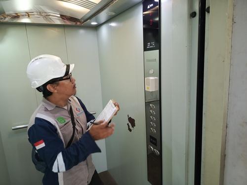 PJK3 Lift adalah lembaga yang berkompeten dan berlisensi untuk memastikan keamanan serta kelayakan operasional lift melalui proses inspeksi, pengujian, dan sertifikasi sesuai regulasi keselamatan kerja yang berlaku. Berfungsi sebagai mitra penting bagi pengelola gedung, PJK3 Lift bertugas memastikan bahwa semua komponen lift, seperti sistem penggerak, kabel, rem, dan pintu otomatis, beroperasi sesuai standar keselamatan.