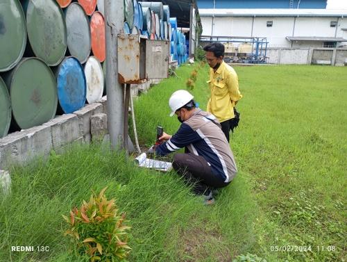 Peran PJK3 Riksa Uji adalah memastikan keamanan dan kelayakan operasional berbagai peralatan teknik melalui pemeriksaan dan pengujian yang menyeluruh, mendukung kepatuhan perusahaan terhadap regulasi keselamatan kerja, serta menciptakan lingkungan kerja yang aman dengan mengidentifikasi dan mengeliminasi potensi bahaya, memberikan pelatihan keselamatan kepada tenaga kerja, dan mengurangi risiko kecelakaan yang dapat berdampak pada keselamatan pekerja dan efisiensi operasional perusahaan.